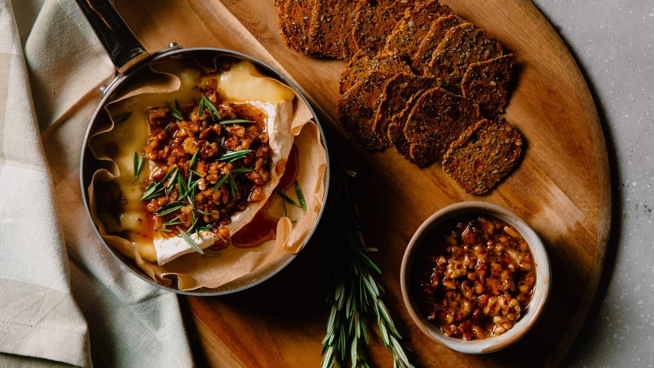 Baked brie with honey and walnut