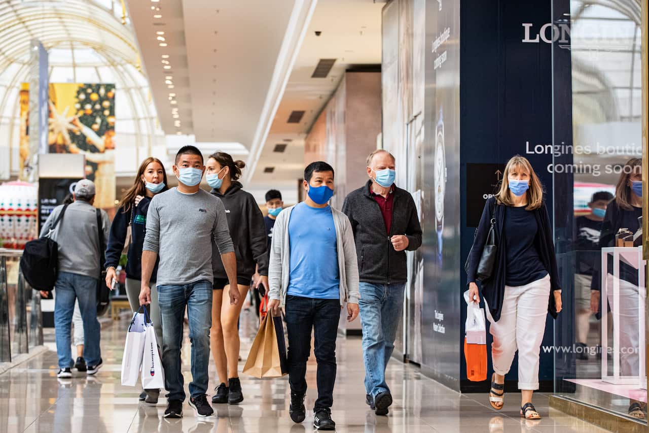 People are shopping in the shopping centre