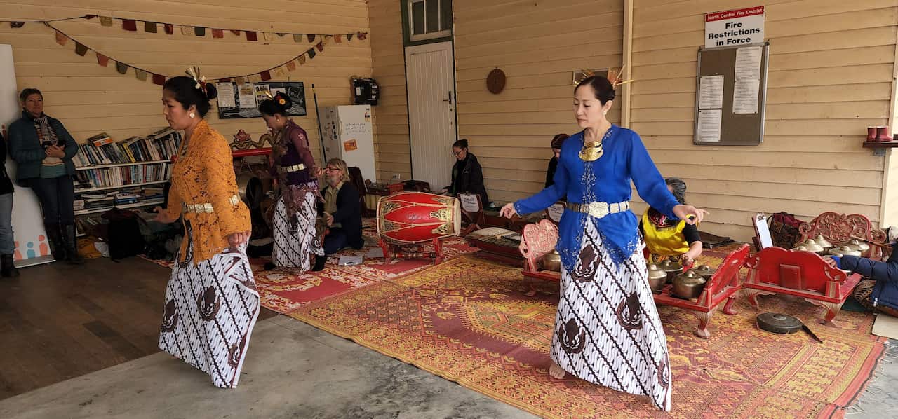 gamelan w dancers.jpg