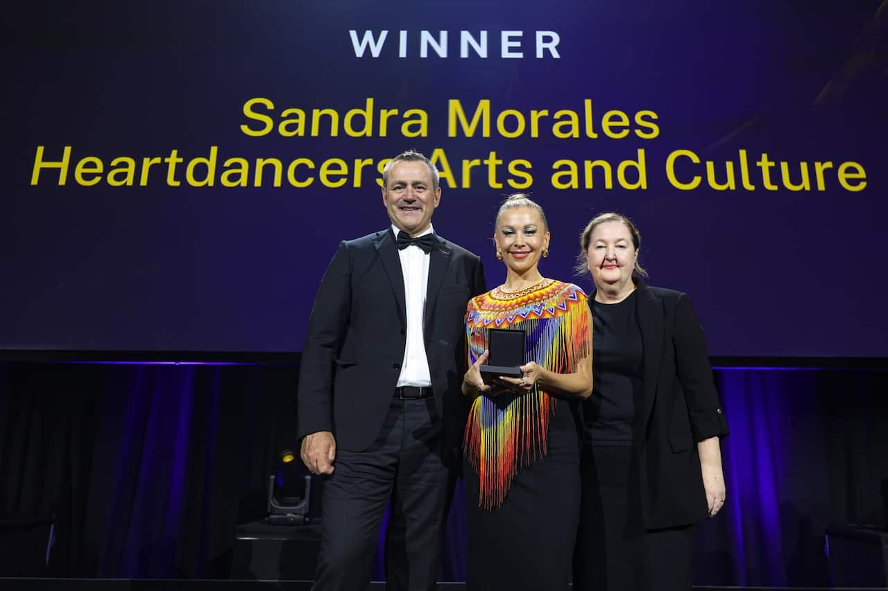 Sandra Morales recibiendo la Medalla Carla Zampatti de Artes y Cultura Multicultural 2025, en la entrega de premios del premier de NSW