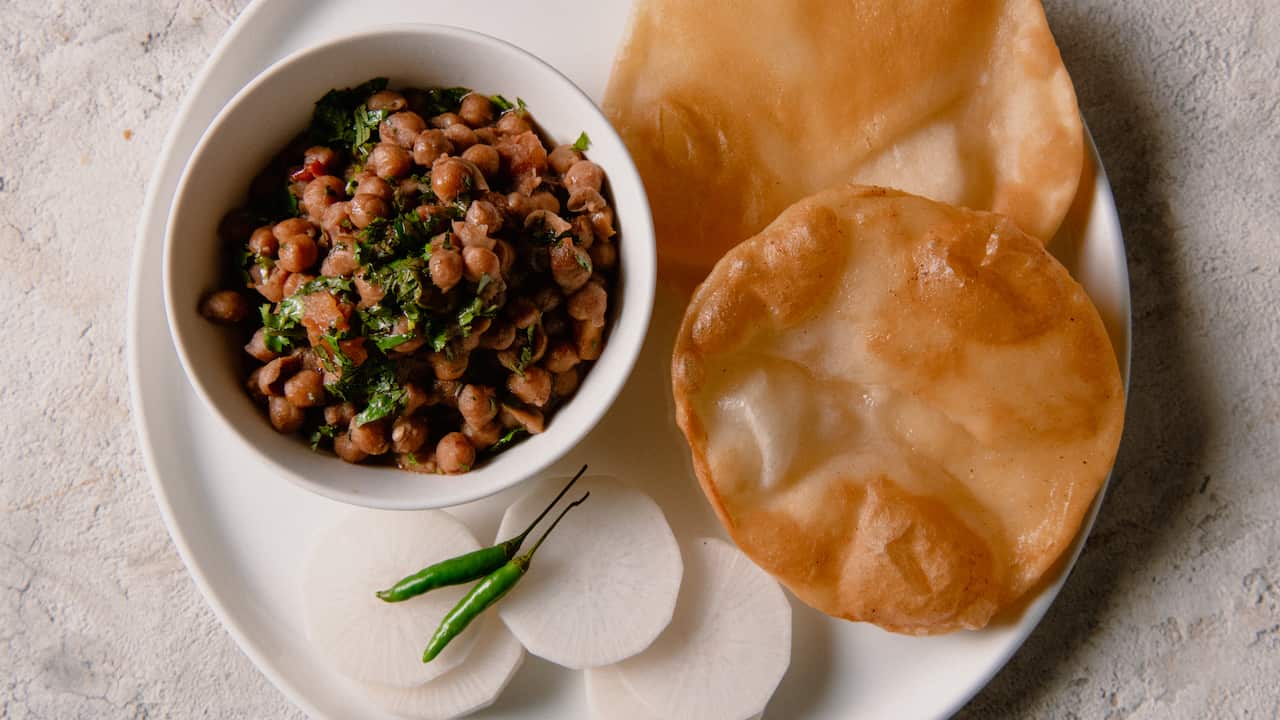 Spiced chickpeas with fried bread (Chole bhature)