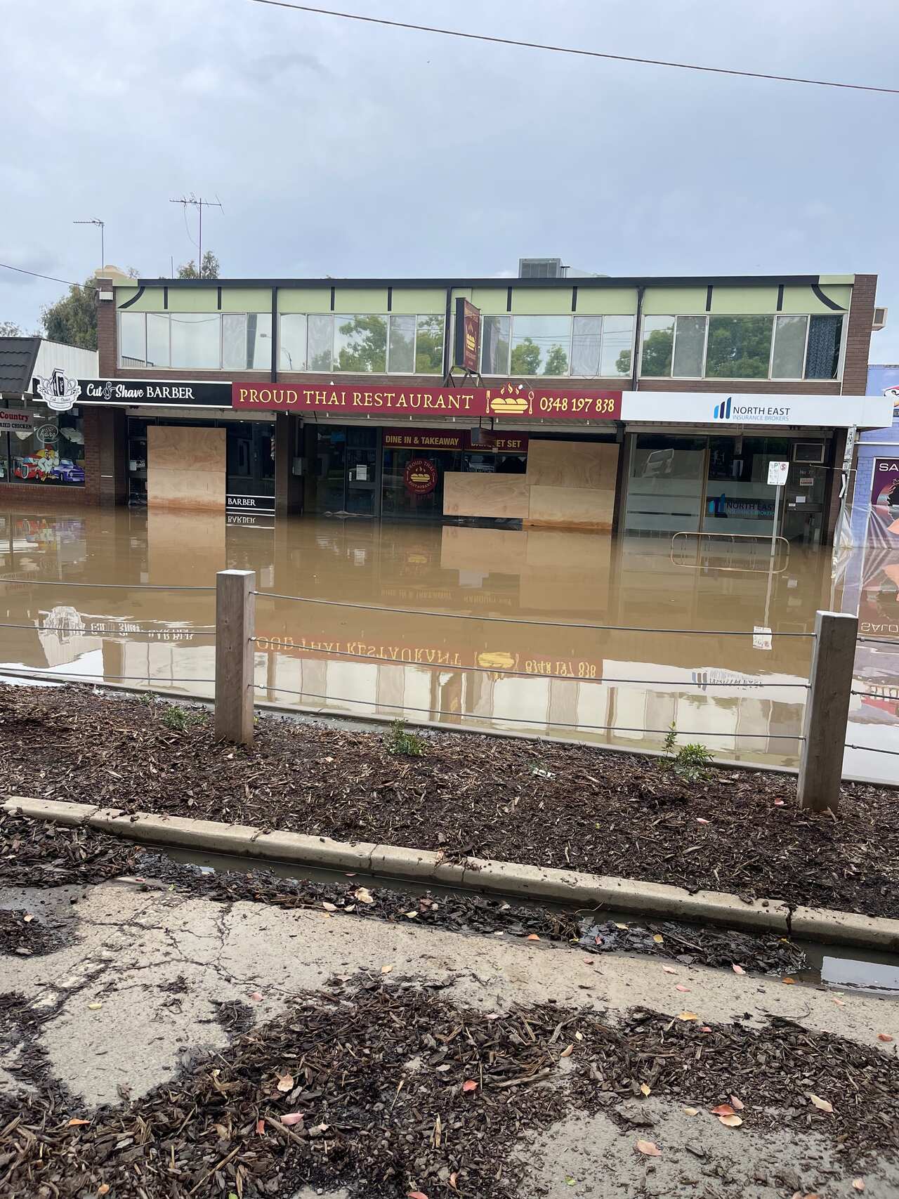 น้ำท่วมบริเวณหน้าร้านอาหารไทยในเมืองมูรูปนา