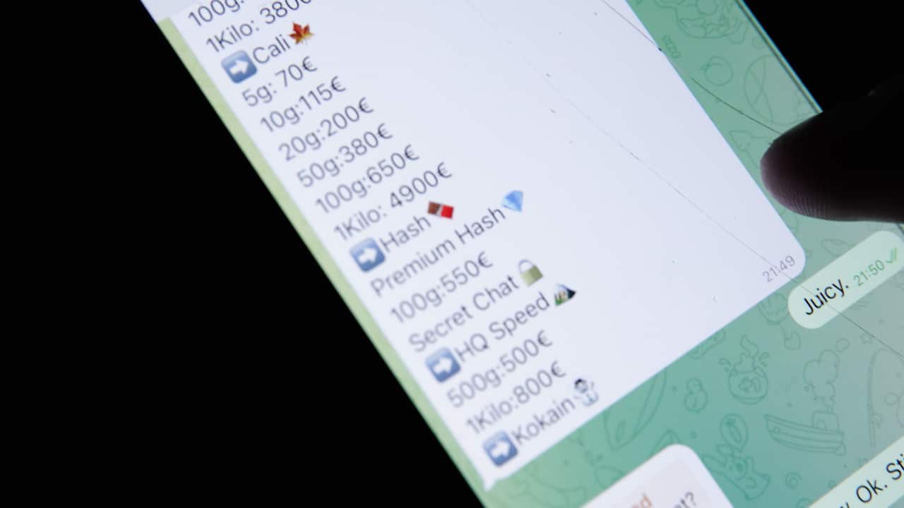 Smartphone screen showing a chat listing drug names and prices in euros