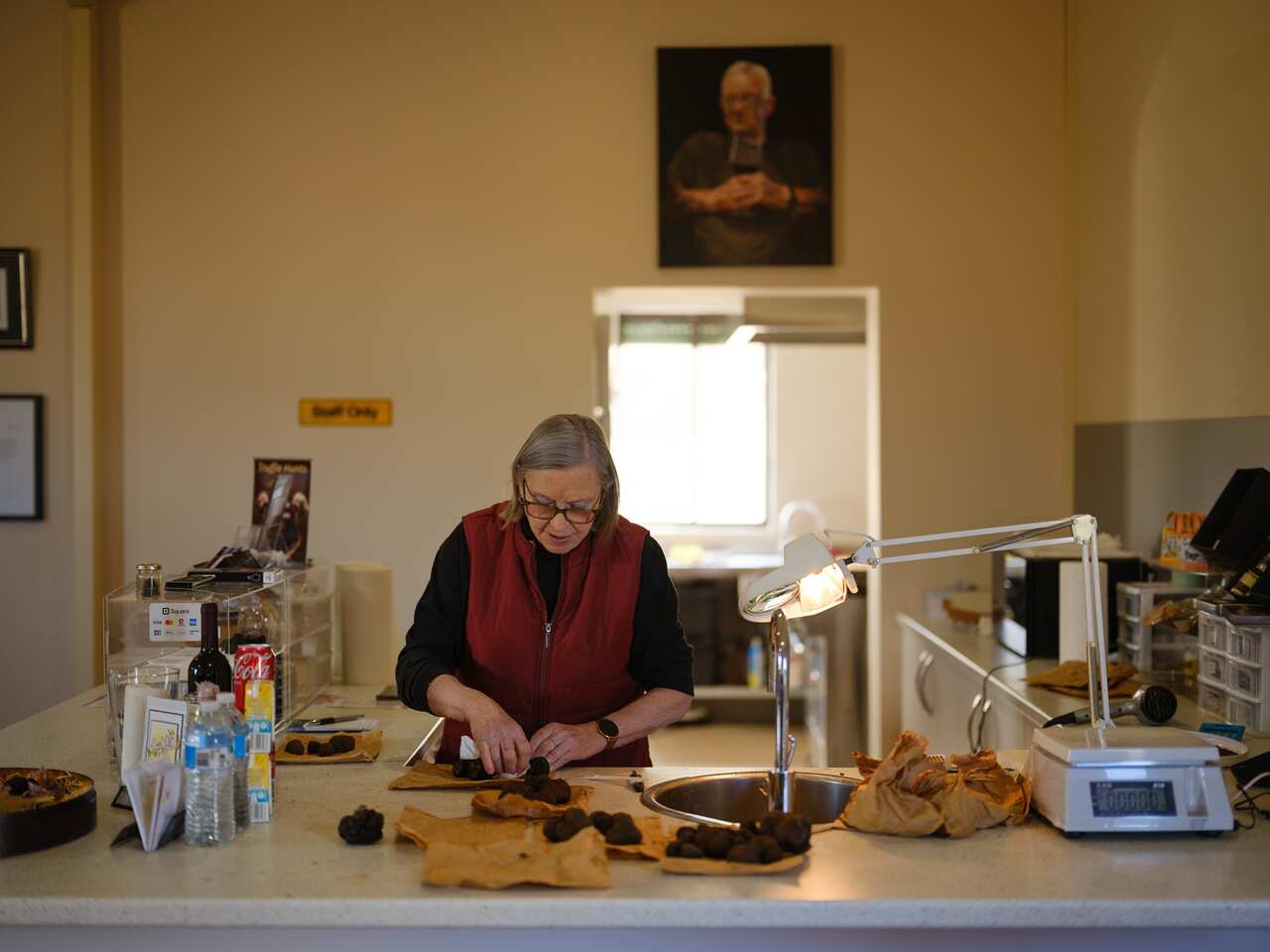 在这间与丈夫一起打造的厨房里，Barbara清洗松露时，去世丈夫的画像挂在高处安静陪伴着她。