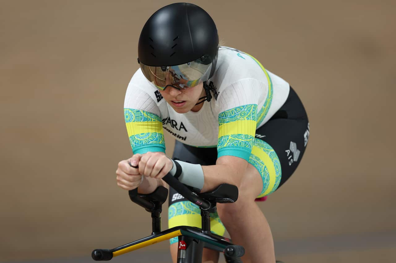 Amanda Reid Para-Cycling with a concentrated expression.