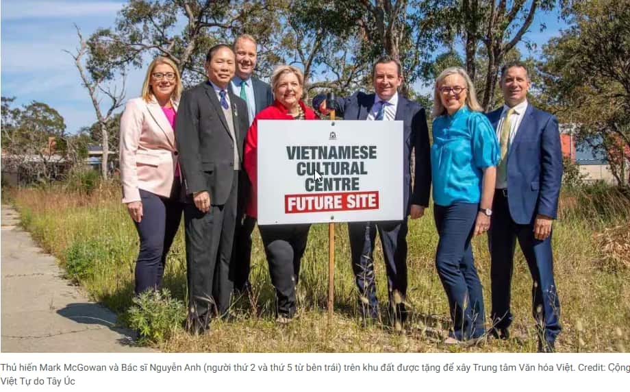 Thủ hiến Mark McGowan và Bác sĩ Nguyễn Anh (người thứ 2 và thứ 5 từ bên trái) trên khu đất được tặng để xây Trung tâm Văn hóa Việt.png