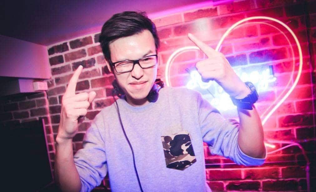 คุณวรากร (บอน) สิรินิธิ ขณะเป็นดีเจ (DJ)