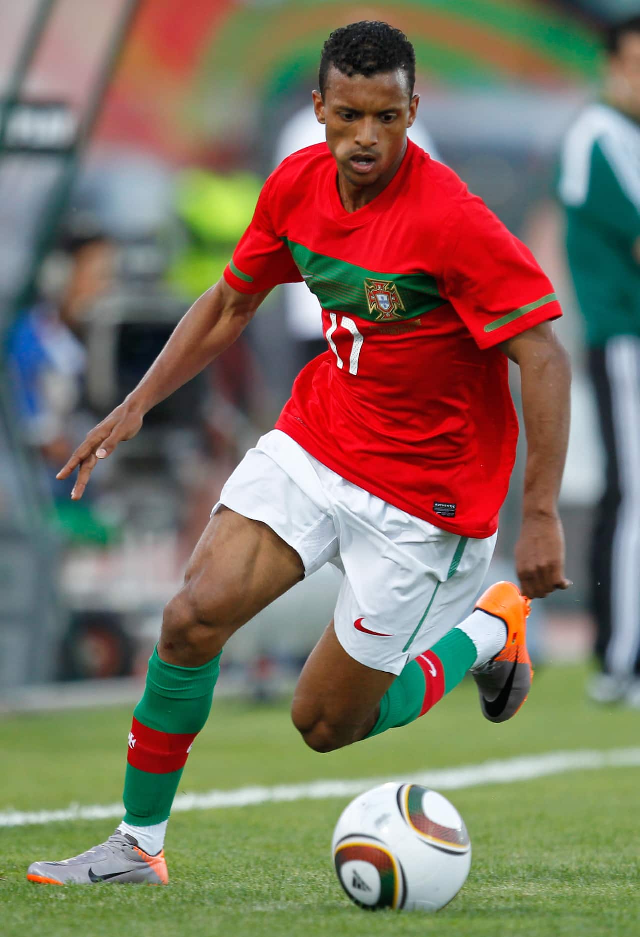 Nani corre com a bola durante um jogo de futebol de treino com o Cabo Verde, em 2010, na Covilhã, centro de Portugal.

