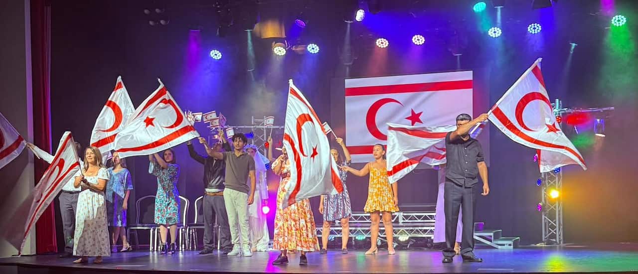 Abdullah Oztoprak Melbourne sahnesi - Credit; Northern Cyprus Turkish Association of NSW.jpg