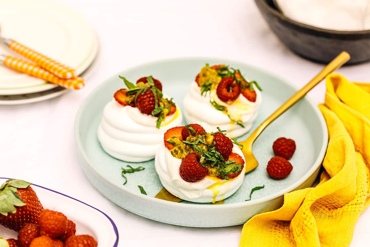 Vegan mini pavlova cups