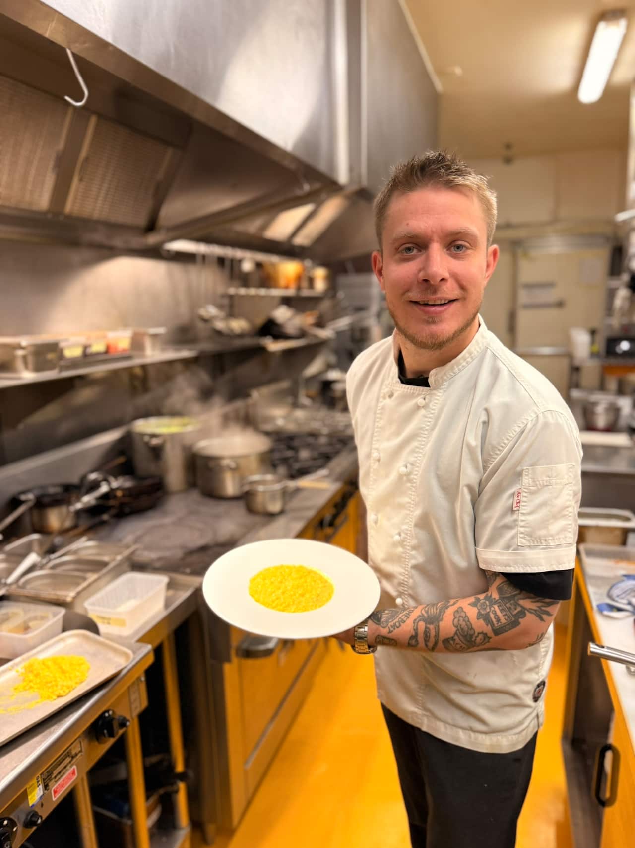Lo chef Andrea Vignali di Al Dente con il risotto alla milanese appena pronto.