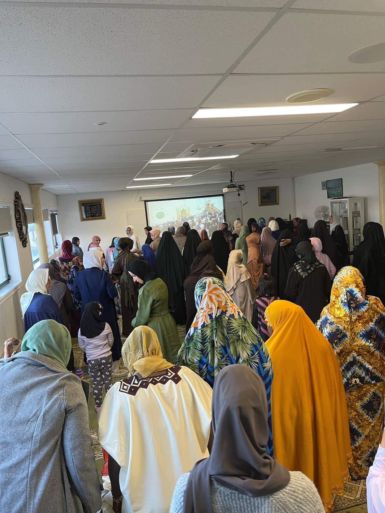 Žene klanjaju Bajram-namaz, 2025.jpg