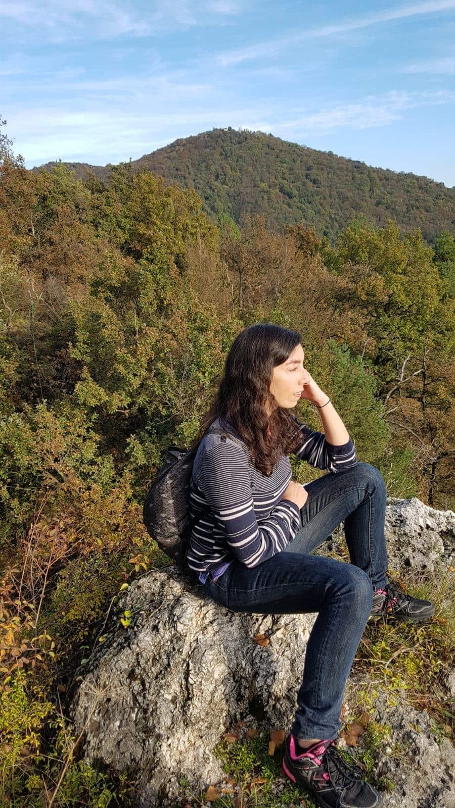Sarah Di Giglio durante una visita in Val Camonica.