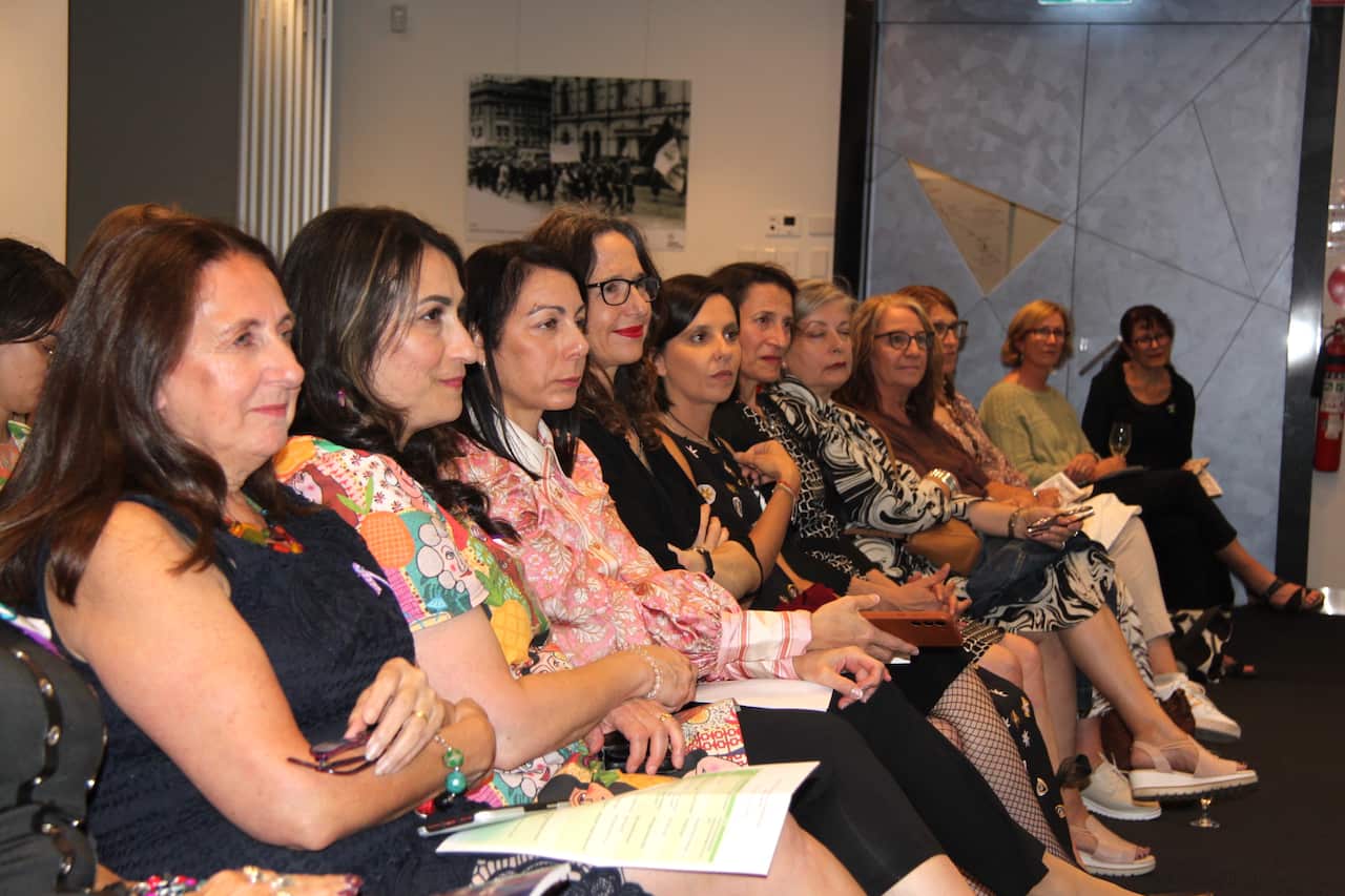 Ascolta Women controcopertina.JPG