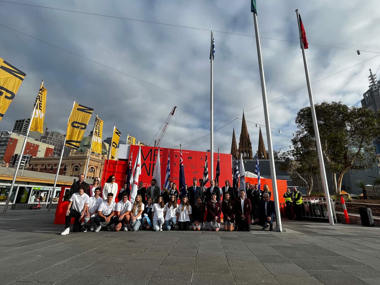 Μαθητές και μαθήτριες από Σχολεία Ελληνικών της Μελβούρνης με τους εκπαιδευτικούς και τους γονείς τους, βρέθηκαν στην Πλατεία Federation, στην κεντρικότερη πλατεία της Μελβούρνης