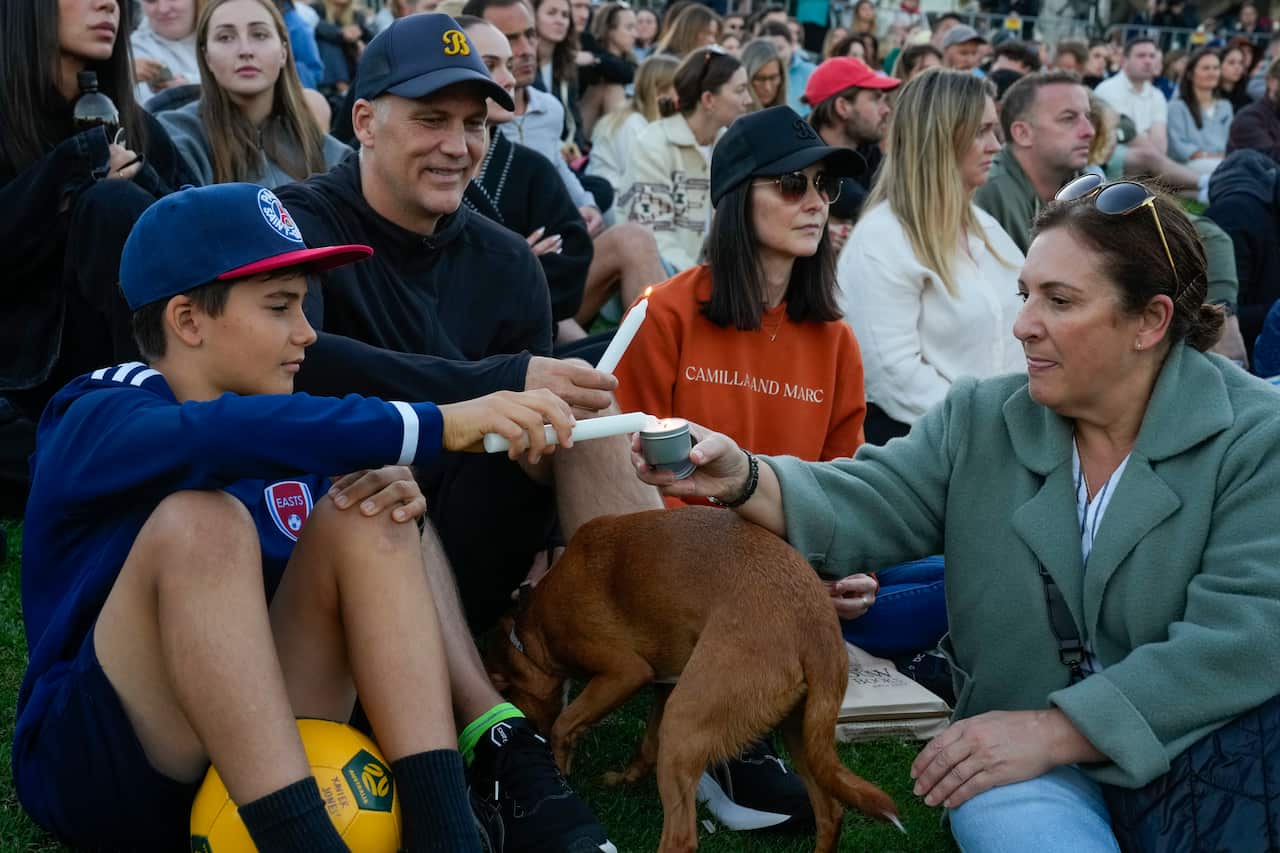 Mourners light their candles