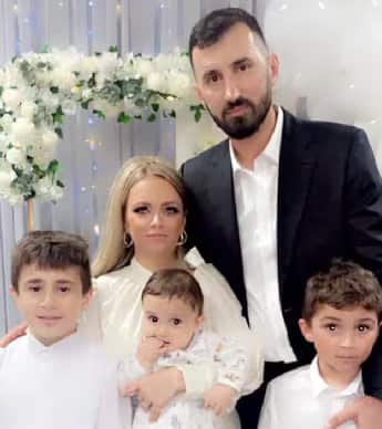 السيدة جانيت سولافا وعائلتها.png