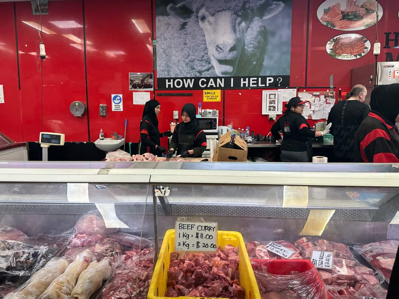 清真肉店的肉和工人