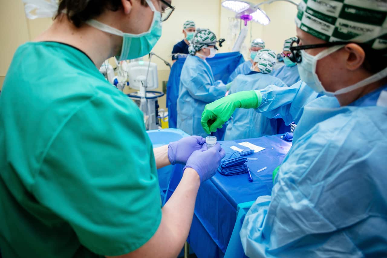 Surgeons preparing for transplant