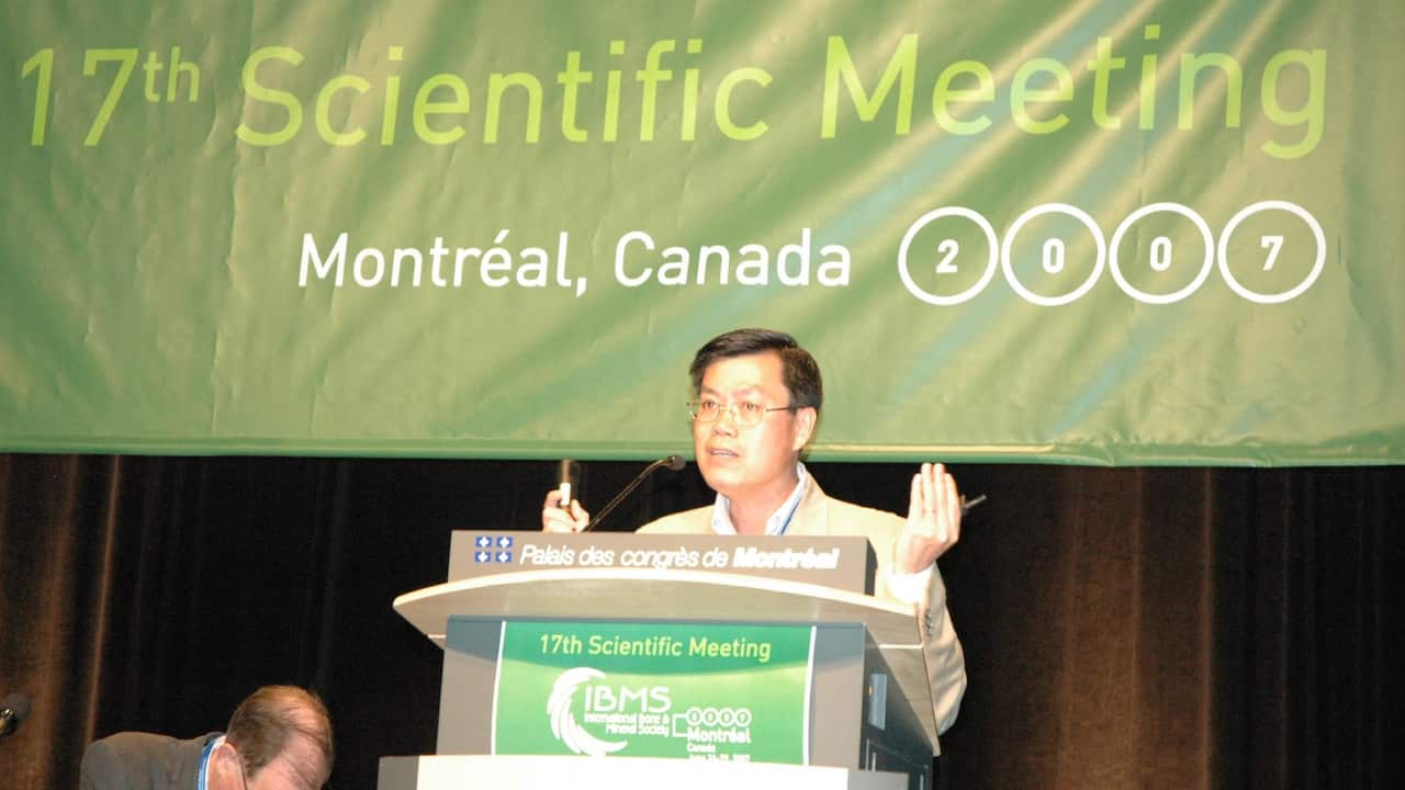 Giáo sư Nguyễn Văn Tuấn thuyết giảng tại Hội nghị Khoa Học tại Montreal, Canada