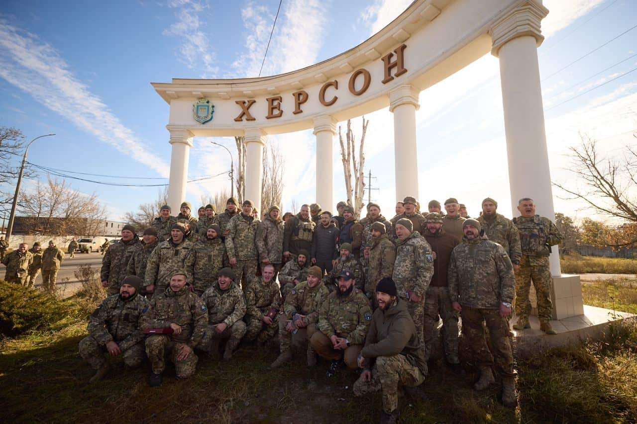 President Zelenskyy poses for a photo with Ukrainian soldiers