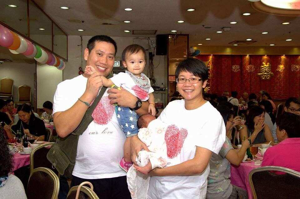 陶太一家四口在香港為兒子擺滿月酒時攝，當時是盆菜宴。