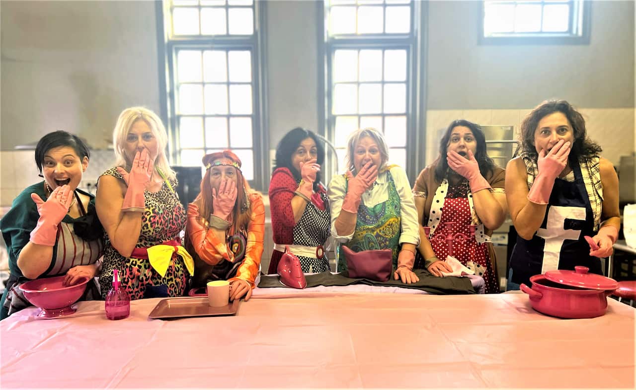 Στιγμιότυπο από την θεατρική παράσταση Κορίτσια στον Ίσκιο