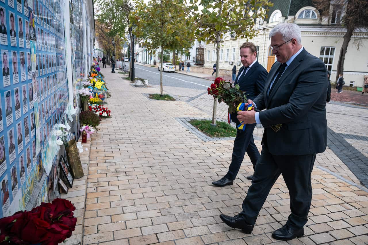 Foreign Ministers of Ukraine and Netherlands lay flowers at Memory Wall in Kyiv