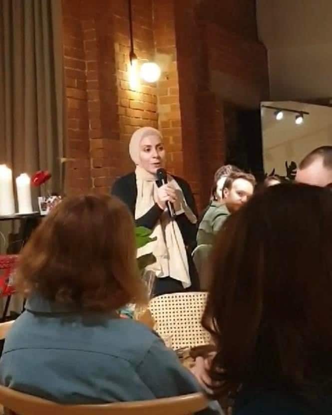 ندى في إحدى محاضراتها.jpg