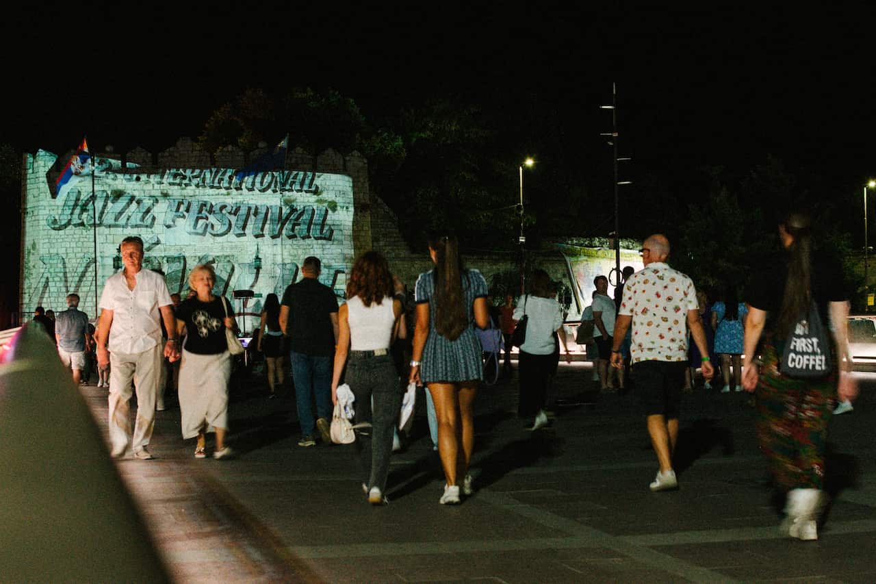 Ljudi se upućuju ka glavnom programu Nišvila.JPG