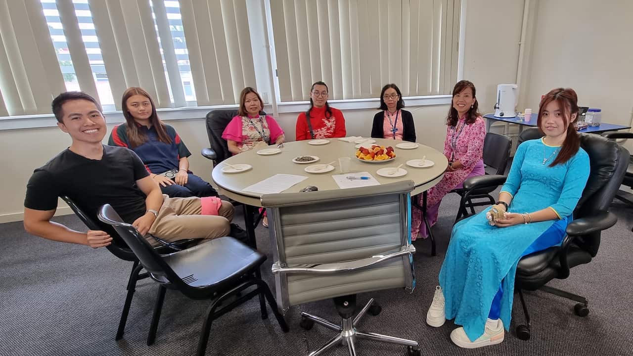 01 - (tứ trái) Thầy Lee Anh Kiệt Võ, em An Lê. Cô Christine Phùng, Thầy Tân Nguyễn, Cô Hà Phạm, Cô Cẩm Trinh, em Bảo Khanh.jpg