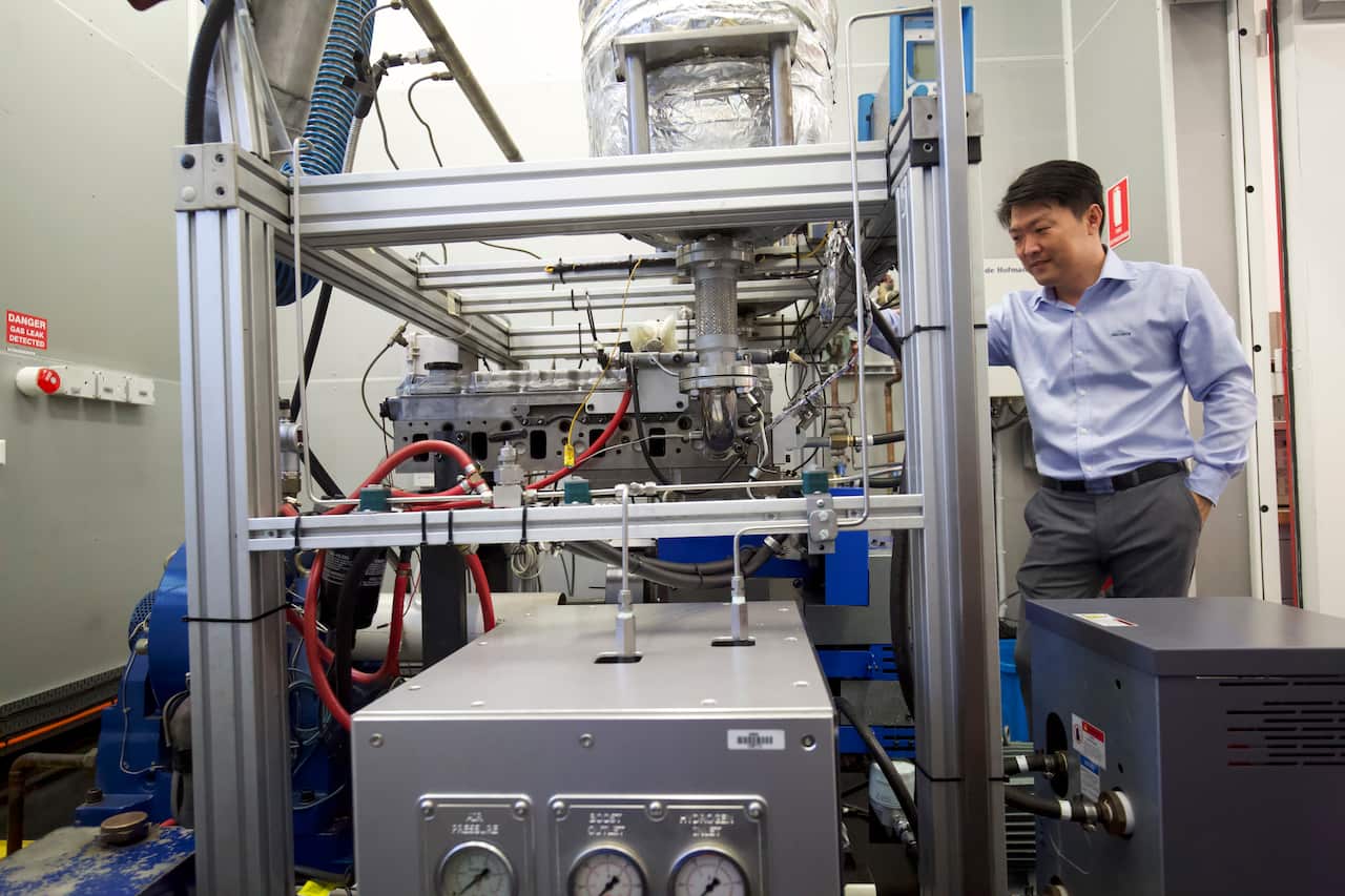 UNSW-Kook1최근 개발한 수소엔진을 바라보는 국상훈 교수.jpeg