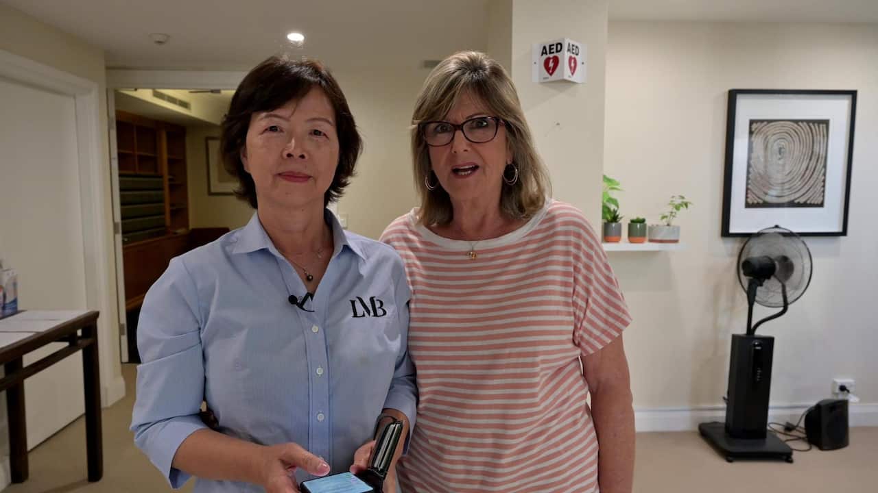 長者vlcsnap-2023-08-18-17h05m07s587.jpg Becky with old people.jpg