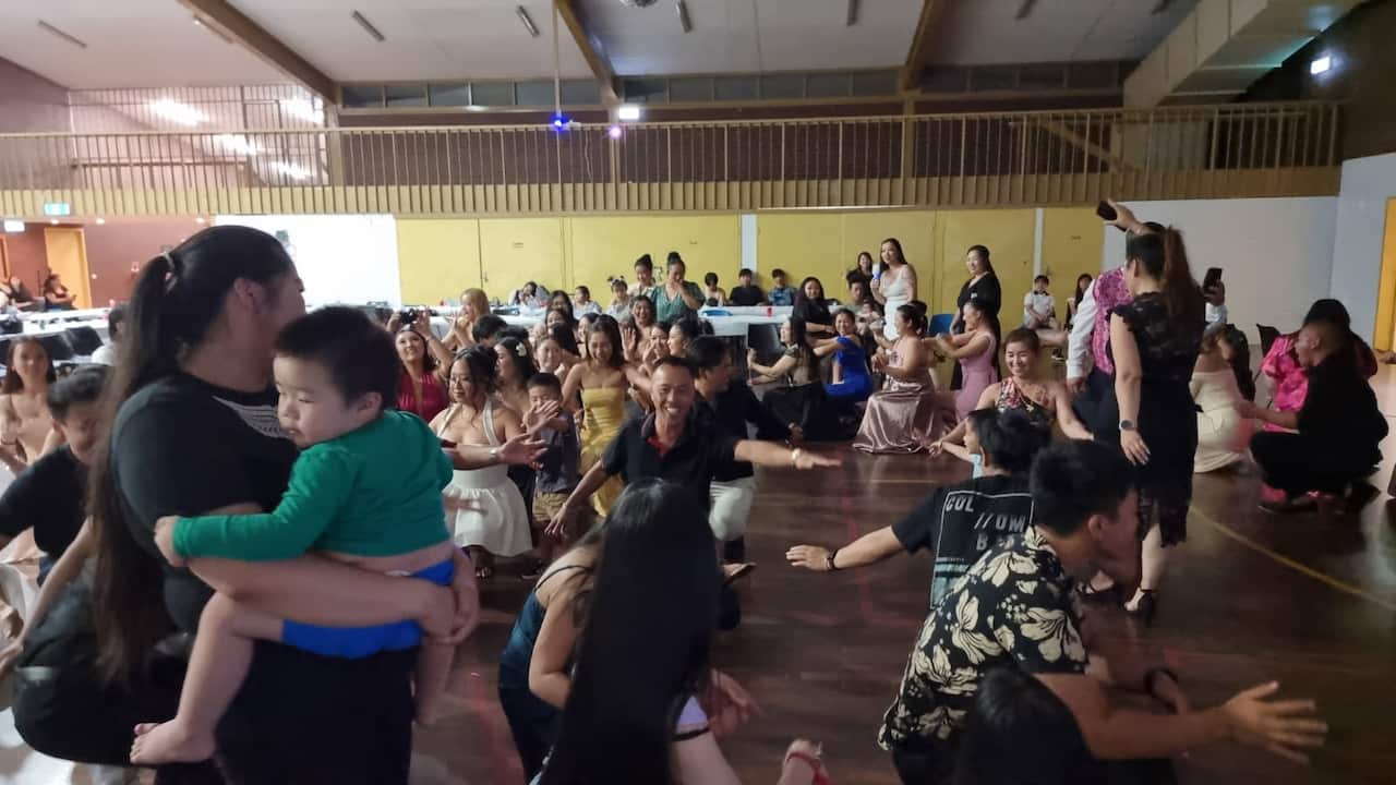 Hmoob Melbourne noj peb caug ntawm Progress Hall, Coolaroo, Victoria 2024-25 (Ntsuab Zeb Vwj).jpg