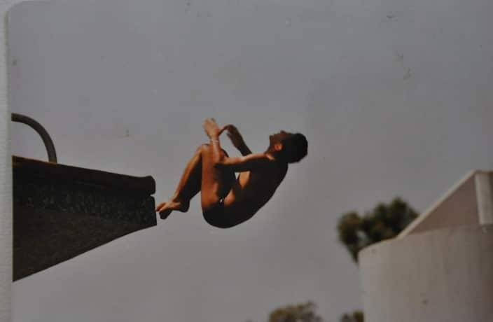 د. ليث خلال أحدى القفزات إلى الماء.png