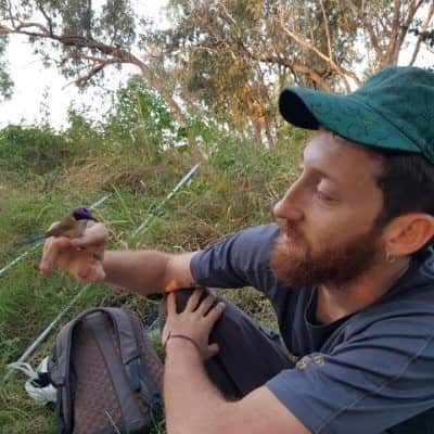 Ettore Camerlenghi con uno scricciolo chiamata Superb Fairy wren.