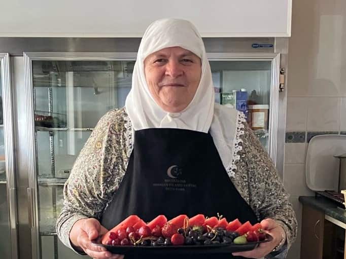 Ismeta Cejvan, volonter u dzamiji ABIC Deer Park, Melbourne.jpg