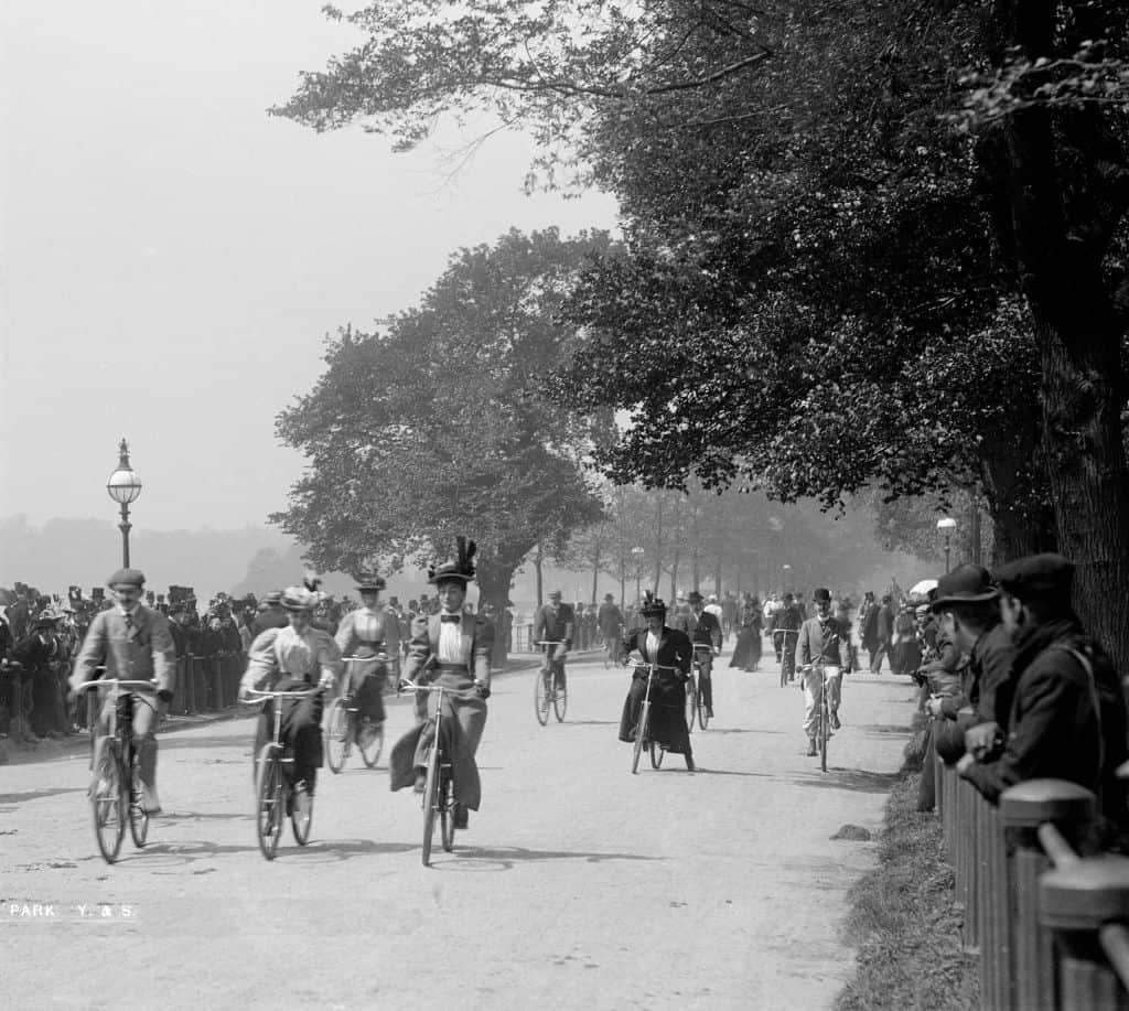 women and men_cycling_1900s