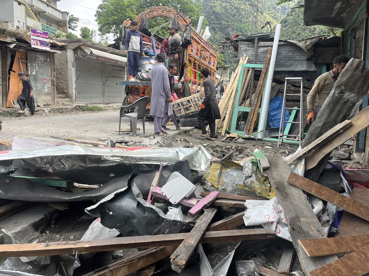 People carrying out the removal of debris.