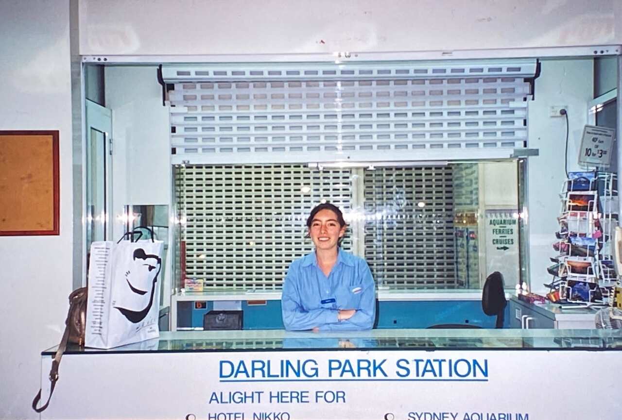 Sarah Di Giglio alla fine degli anni '90 in biglietteria alla monorotaia di Sydney.