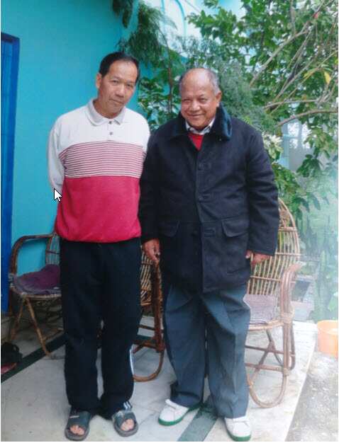 tác giả chụp với mộr ông lão dòng họ Thích Ca tại Lâm Tỳ Ni - Ấn Độ.jpg