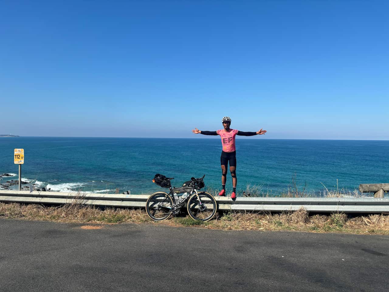 Lamri Adjis tijdens de 2024 Indian Pacific Wheel Ride van Perth naar Sydney