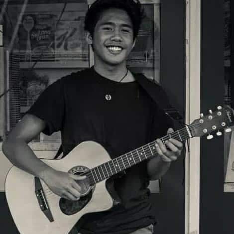 red roy busking 14.jpg