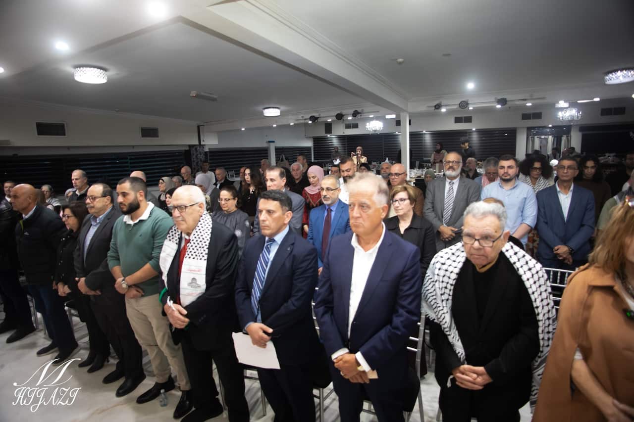 مجموعة من حضور مهرجان العودة يتوسطهم السفير الفلسطيني الدكتور أمجد أبو العز.jpg