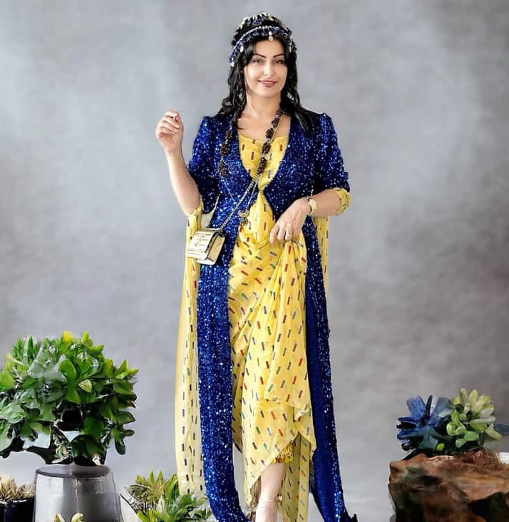Suheyla Majedi modelling Daryabeads 1.png
