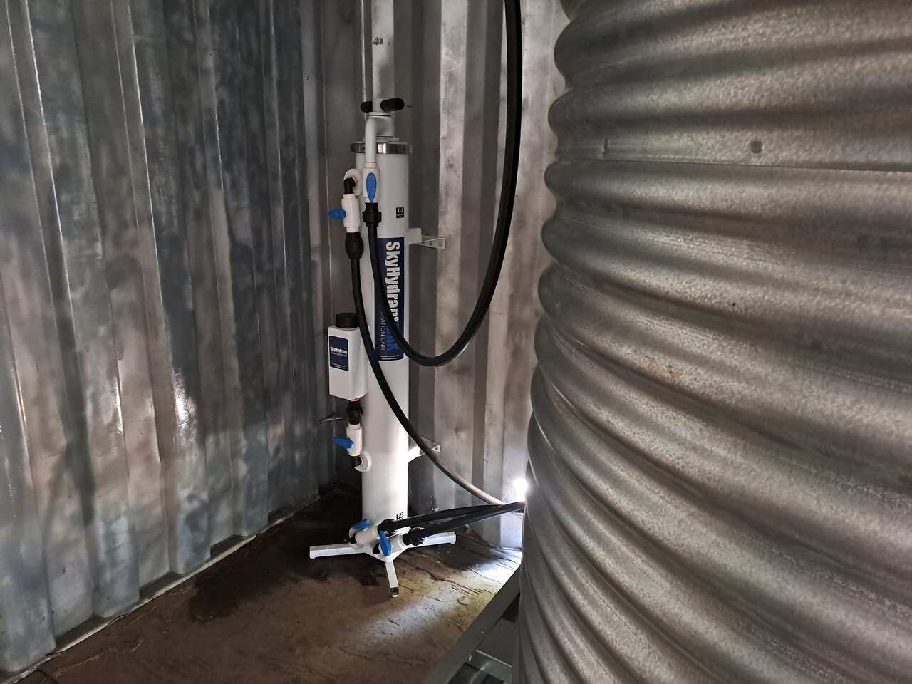 Ekipamentu Skyhydrant ho tanki bee iha eskola Canossa Dili. Foto Credit - Disaster Aid Australia