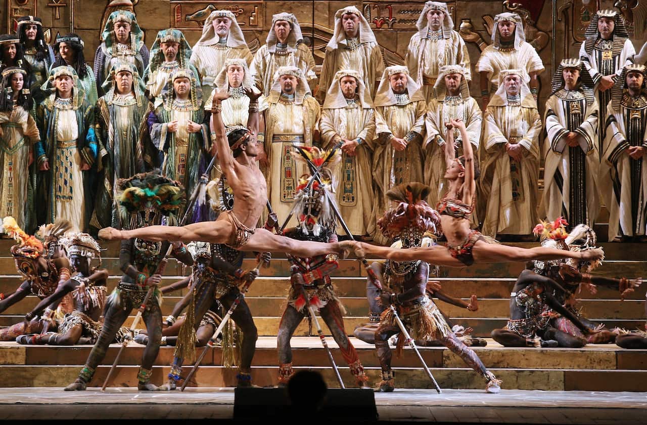 Roberto Bolle nel trionfale spettacolo dell'Aida al Cairo.