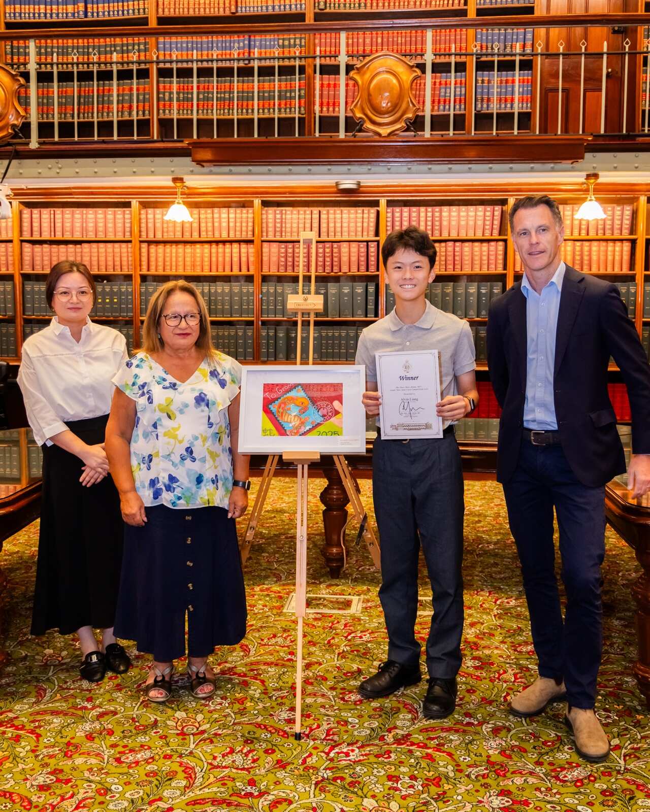 中学生组冠军Alvin Liang和评委、州长合影.jpeg