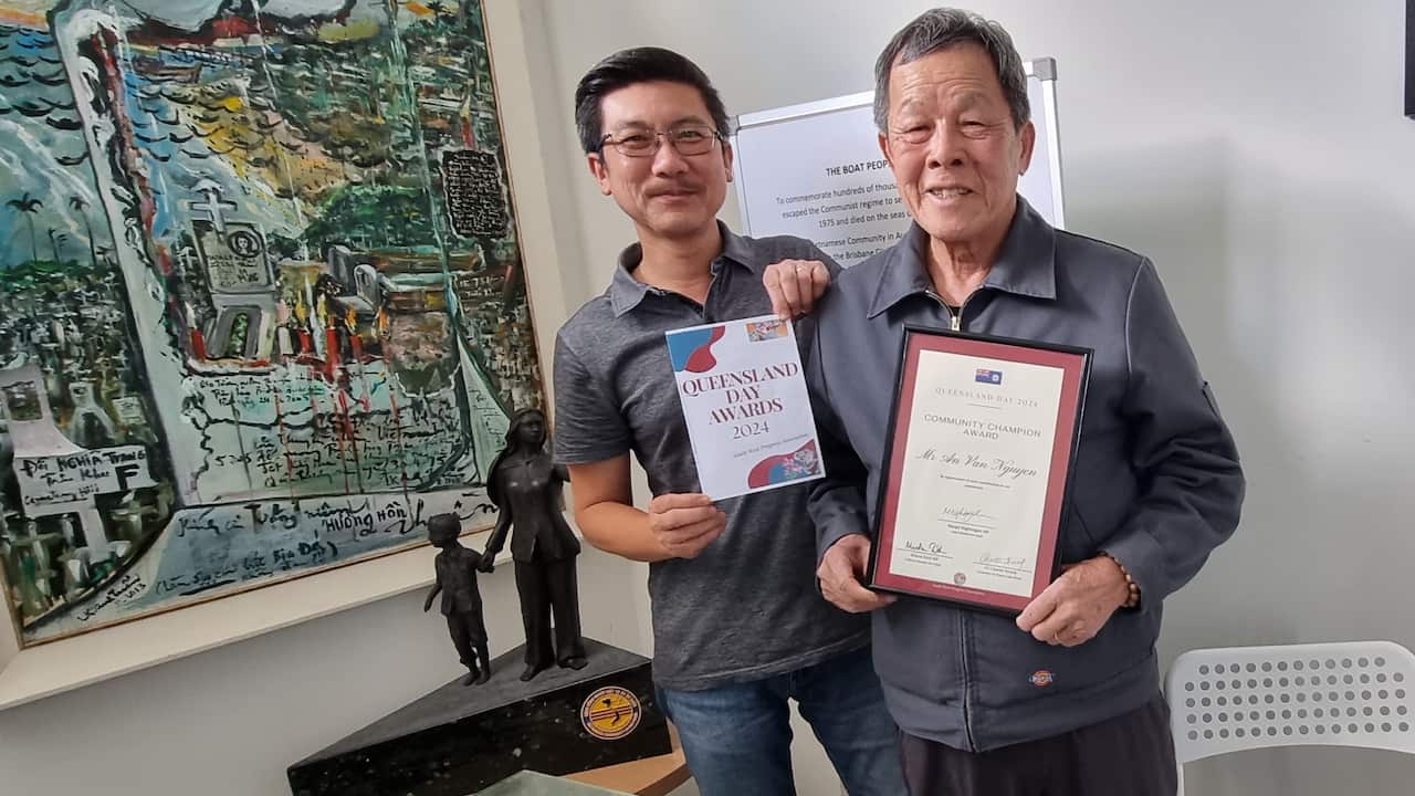 07 - Cùng người đề cử, ông Lê Minh Tuấn (bên trái).jpg