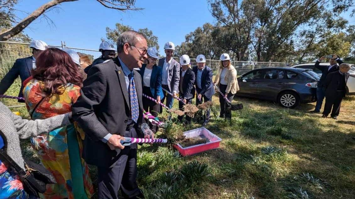 Các quan khách tham gia xúc đất.jpg